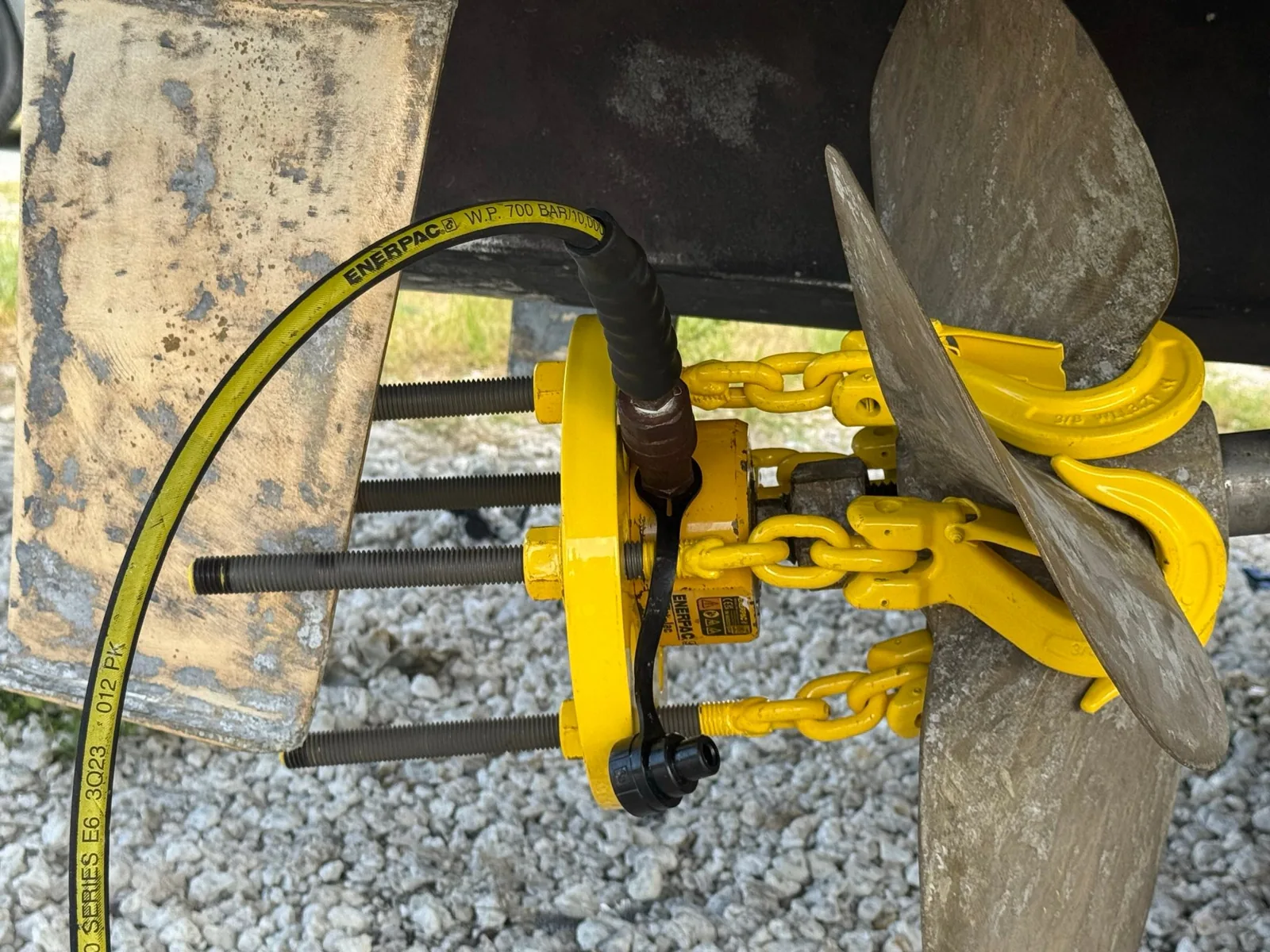 propeller puller from Clear Blue Sea Services and Enerpac hydraulics pulling a propller at Cut's Edge