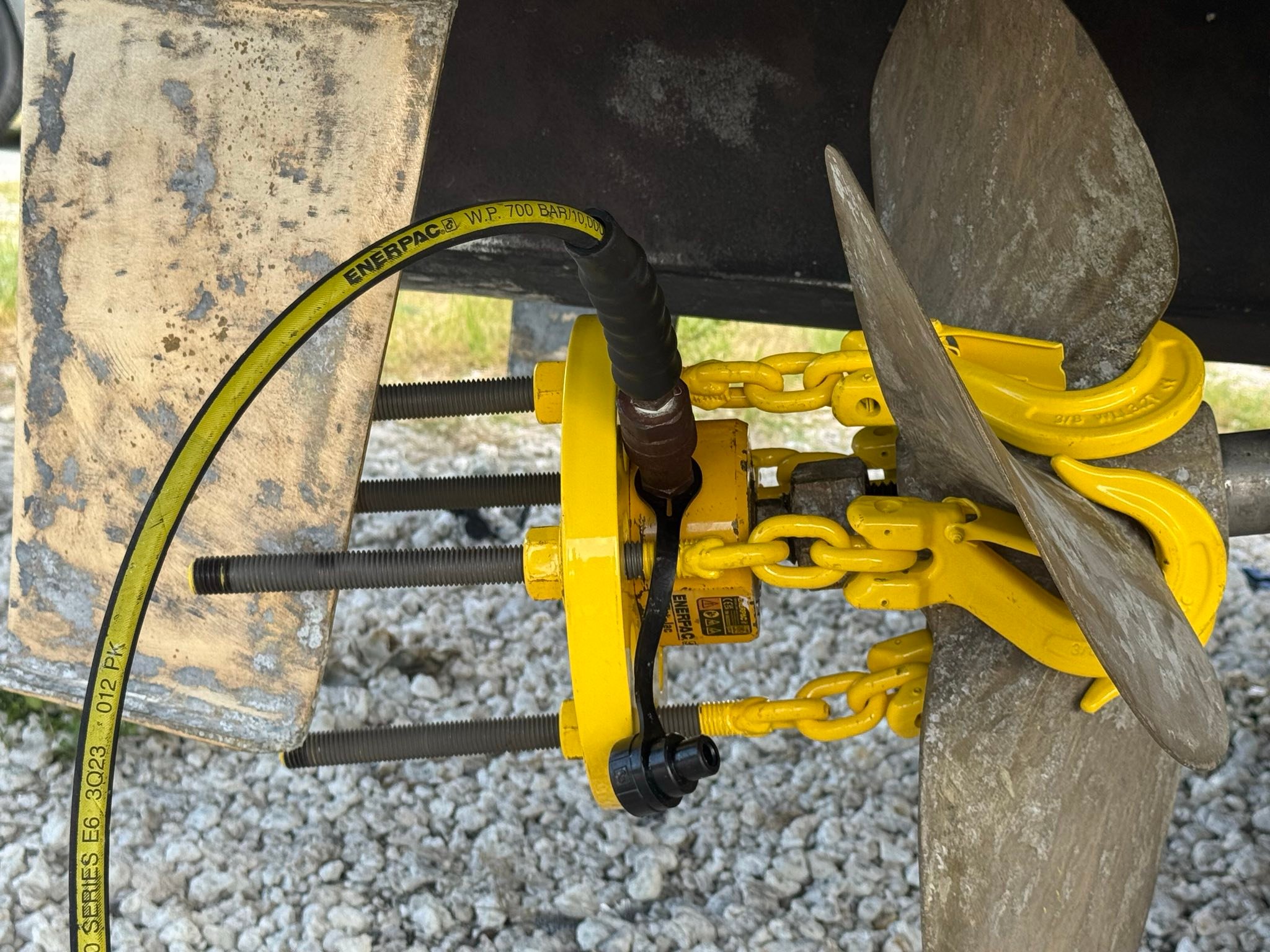 propeller puller from Clear Blue Sea Services and Enerpac hydraulics pulling a propller at Cut's Edge