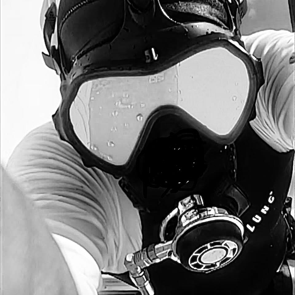 diver underwater hull cleaning